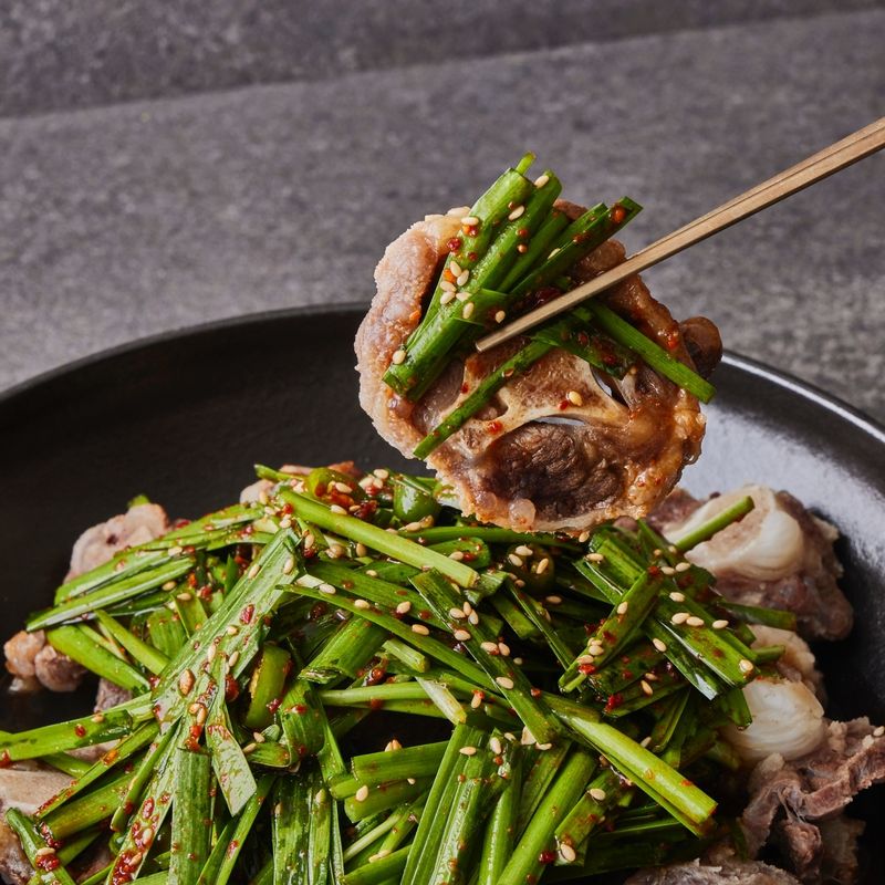 부추와 곁들여 소꼬리찜을 맛있게 즐겨주세요.