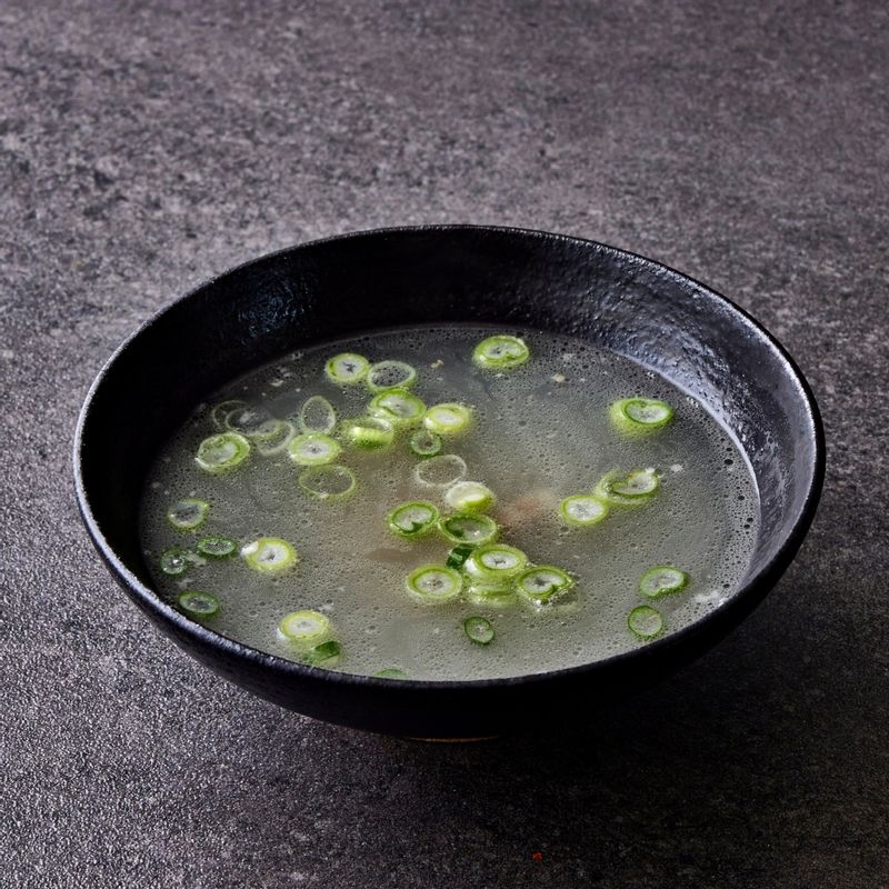 푹 익은 소꼬리와 끓인 국물을 담아주세요. 송송 썬 대파 맛있게즐겨주세요.