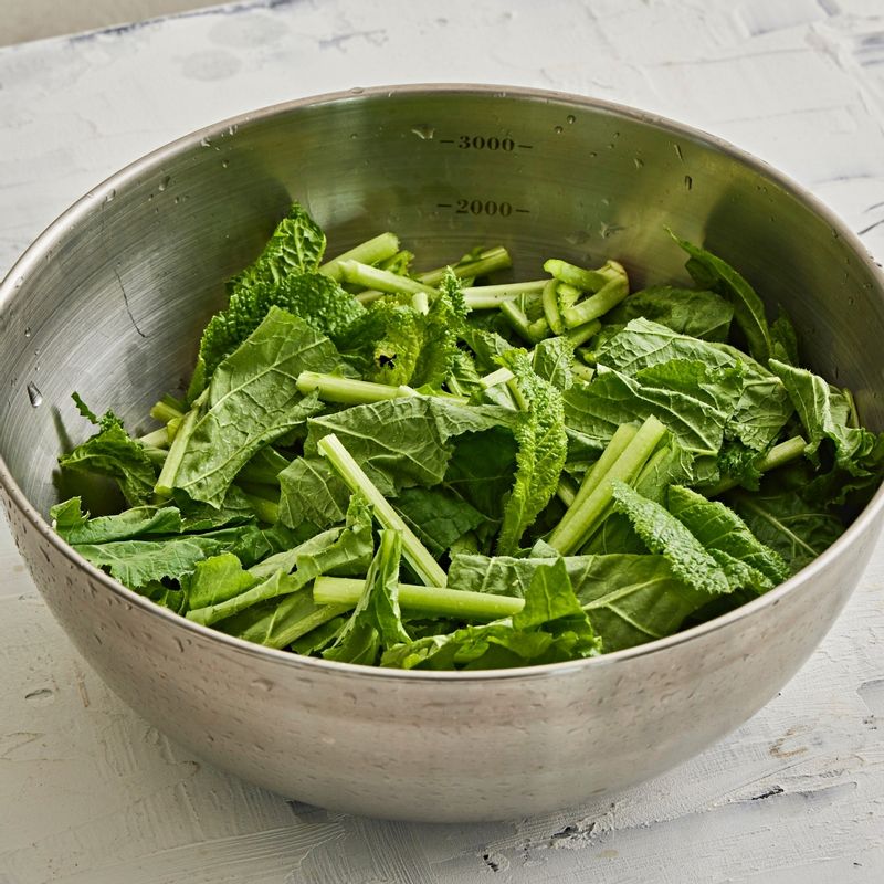 갓과 양파, 대파를 양념에 넣어 가볍게 섞어주세요.