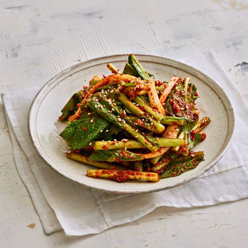 접시에 담아 통깨를 뿌려 완성해주세요.