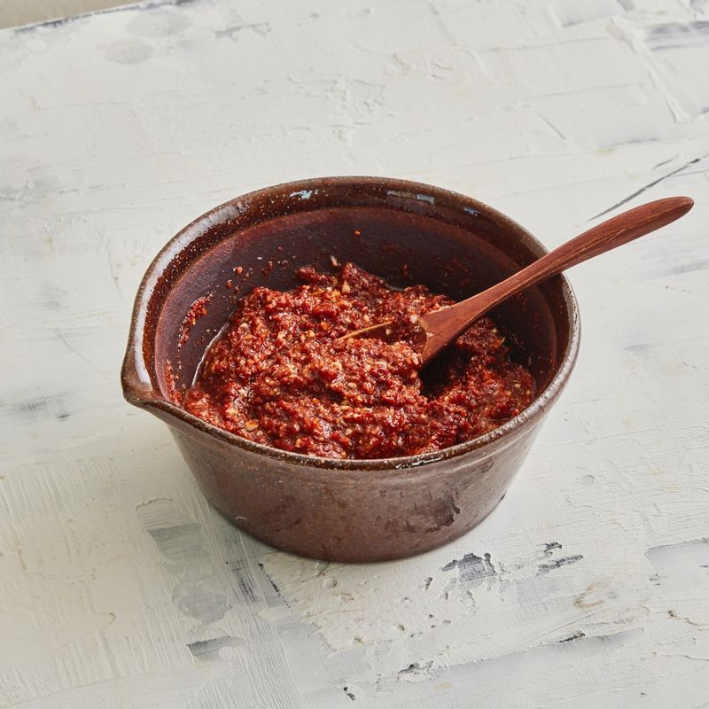 볼에 양념 재료를 섞어주세요.