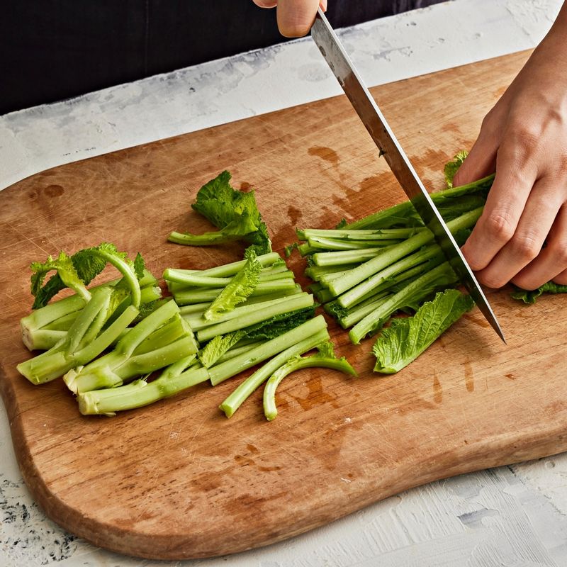 손질한 갓은 먹기 좋은 크기로 잘라주세요.