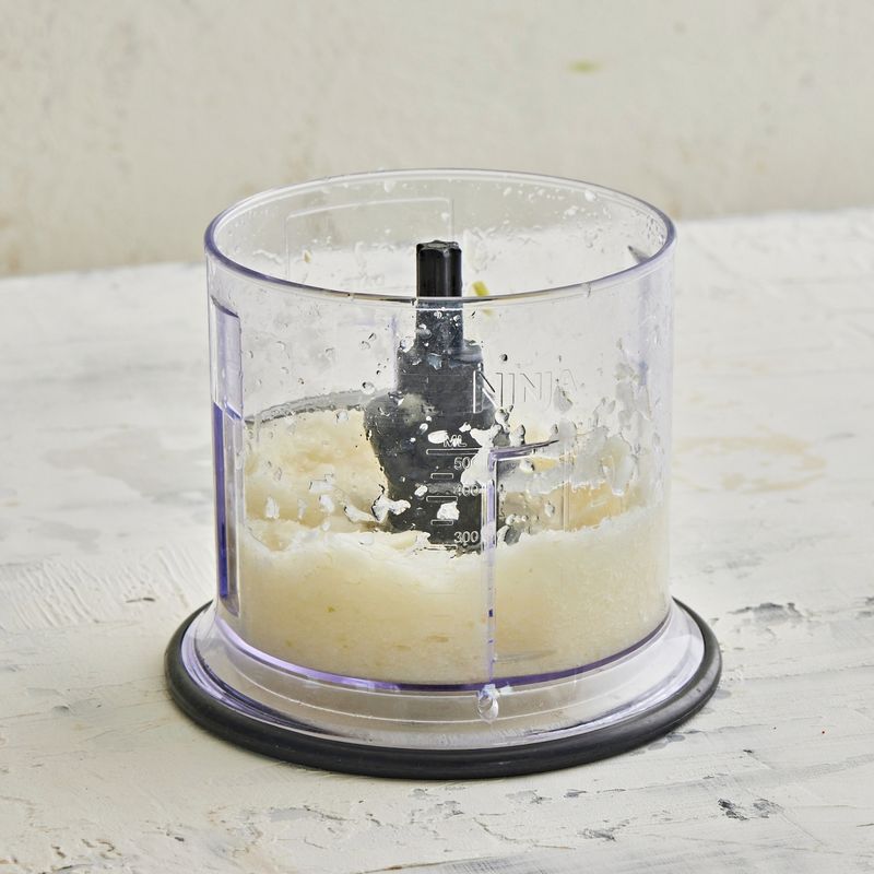 양파와 사과는 곱게 갈아주세요. 김치통에 생수를 붓고 간 재료와 다진 마늘, 다진 생강을 면포에 담아 조물조물 주물러 우려내주세요.