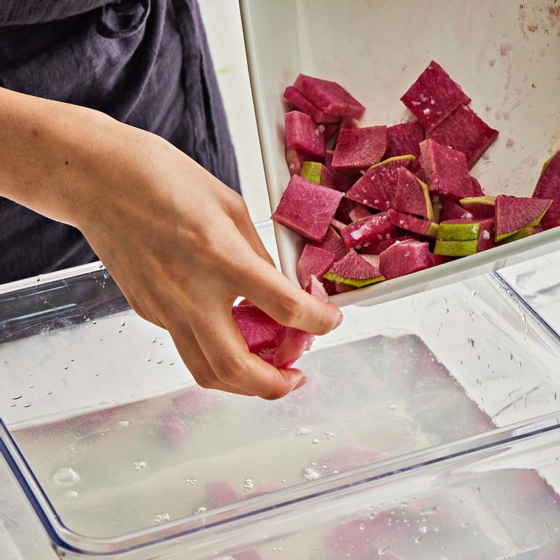 국물 양념 재료를 넣은 후 절인 무와 홍갓, 청양고추를 넣어주세요.