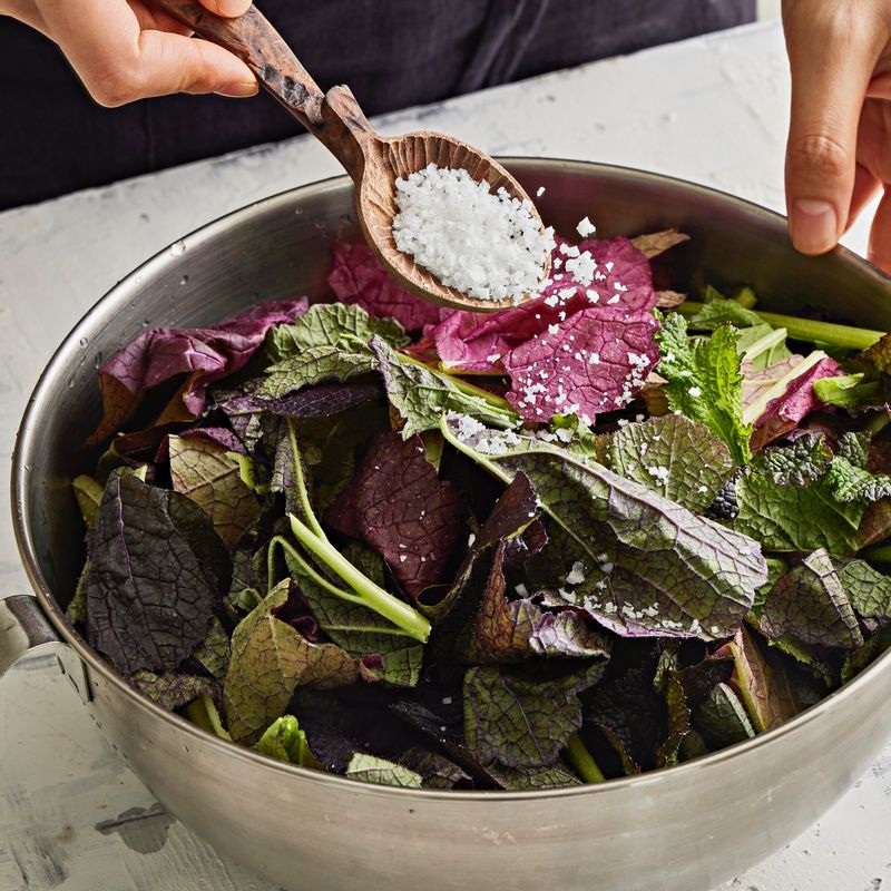홍갓 절임 재료에 버무려 1시간 정도 절였다가 헹궈 물기를 빼주세요.