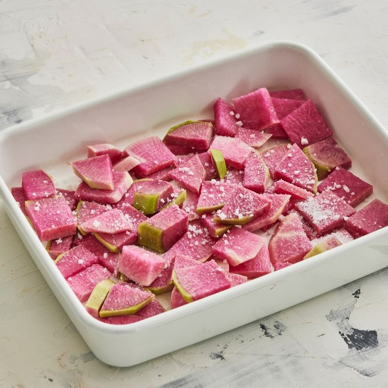 무는 4cm 길이로 잘라주세요. 무 절임 재료를 넣어 30분 정도 재워주세요.