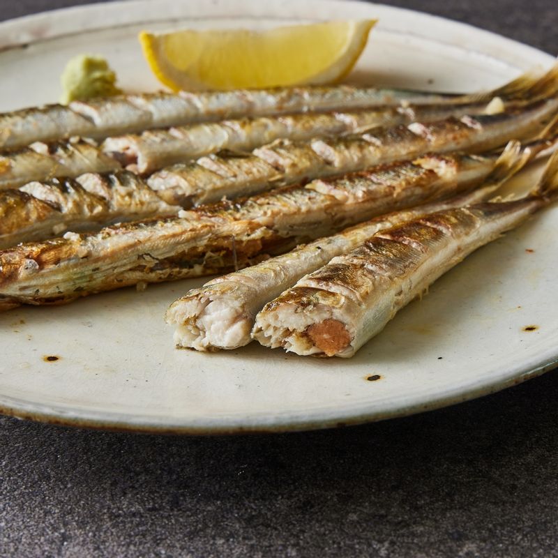 굵은 소금을 살짝 뿌린 뒤 앞뒤로 뒤집어 중불에서 굽다가 약불로 줄여 노릇하게 구워 주세요.