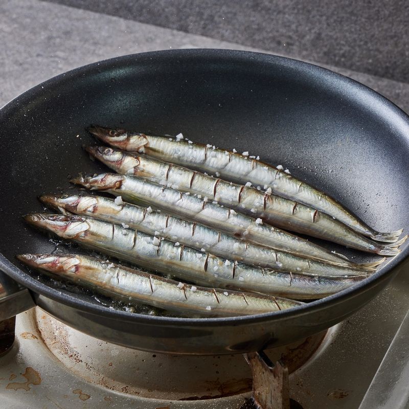 예열한 프라이팬에 기름을 넉넉하게 두르고 양미리를 얹어 주세요.
(Tip: 석쇠로 구울 때는 약불에서 서서히 구워 주세요.)