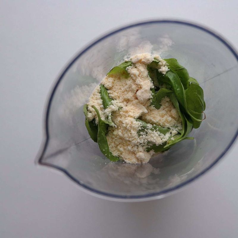 바질페스토 소스 재료를 믹서기에 모두 넣고 갈아주세요. 소독한 병에 냉장 보관하면 3~4개월 보관가능하세요.