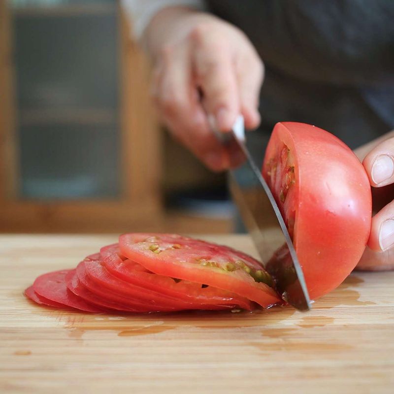 토마토는 약 0.5cm 정도로 슬라이스하고 모차렐라 치즈도 같은 두께로 슬라이스 해주세요.