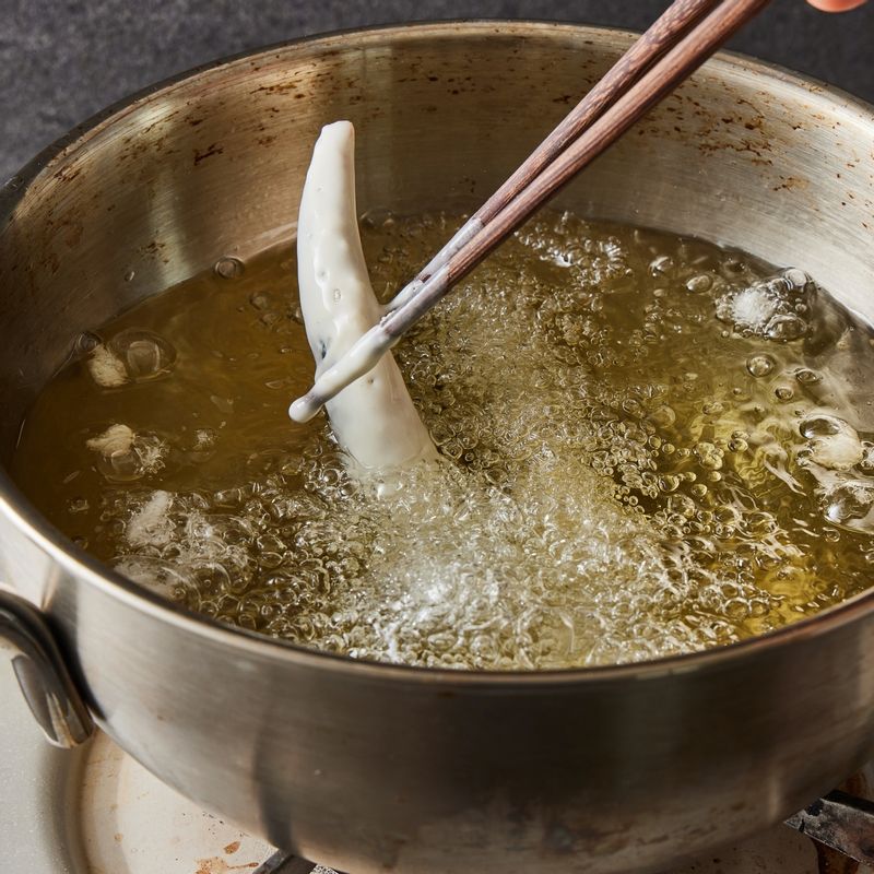 튀김옷을 입혀서 170도로 예열한 온도에서 튀겨주세요.