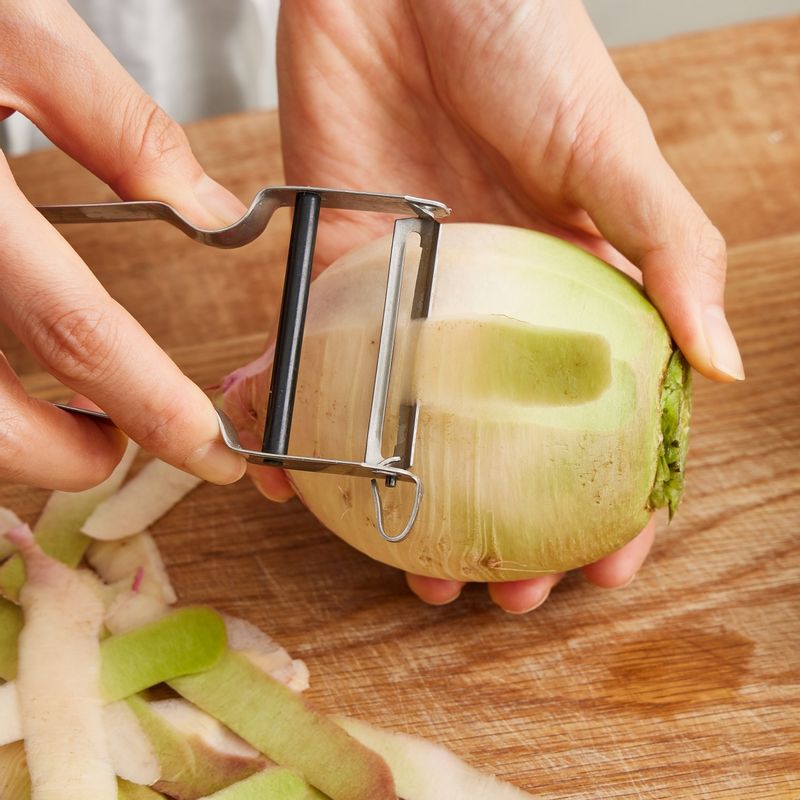 필러로 수박무 껍질을 벗긴 후 끝 부분은 깔끔하게 제거해주세요. 채칼로 얇게 슬라이스 해주세요.