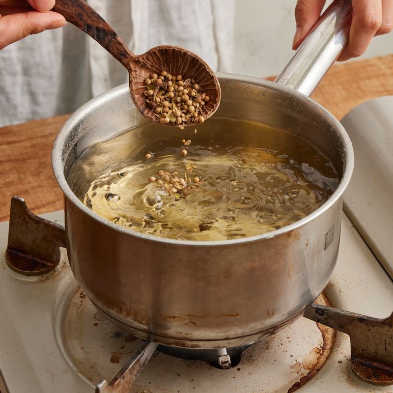 냄비에 피클 주스 재료를 넣어 설탕이 녹을때까지 끓여주세요.