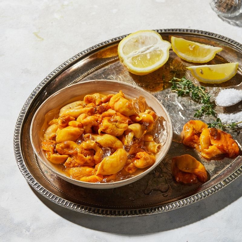 멍게 무침을 위한 재료 이미지로 멍게살,쪽파,청양고추,참기름 등으로 구성 되어있습니다.