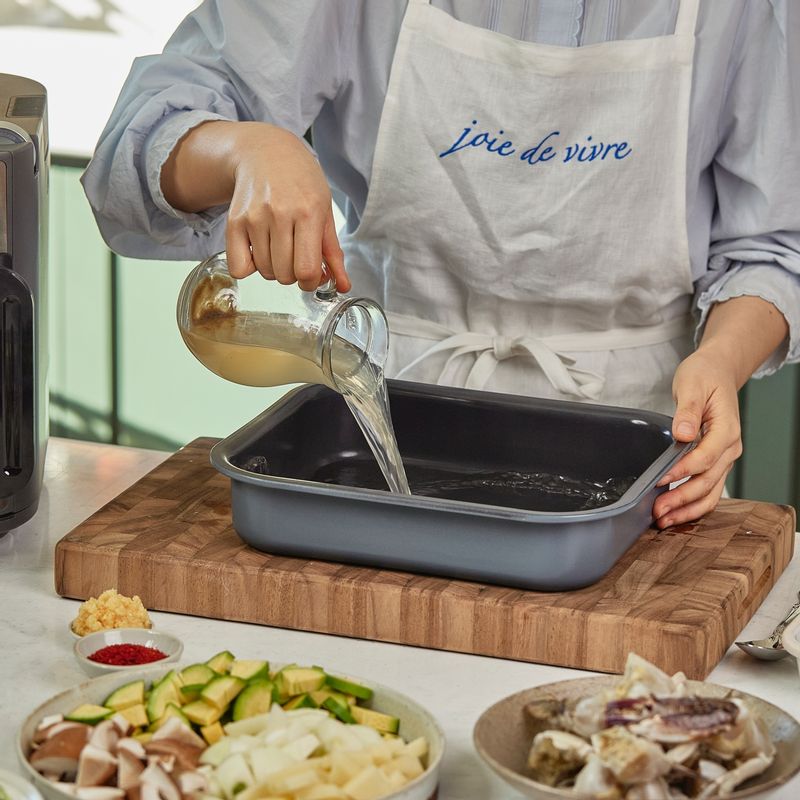 Combi 팬에 다시마 멸치 육수를 넣고 감자, 양파, 애호박, 꽃게를 넣은 후 국물 재료를 모두 넣어주세요. 팬을 1단으로 밀어 넣어주세요.