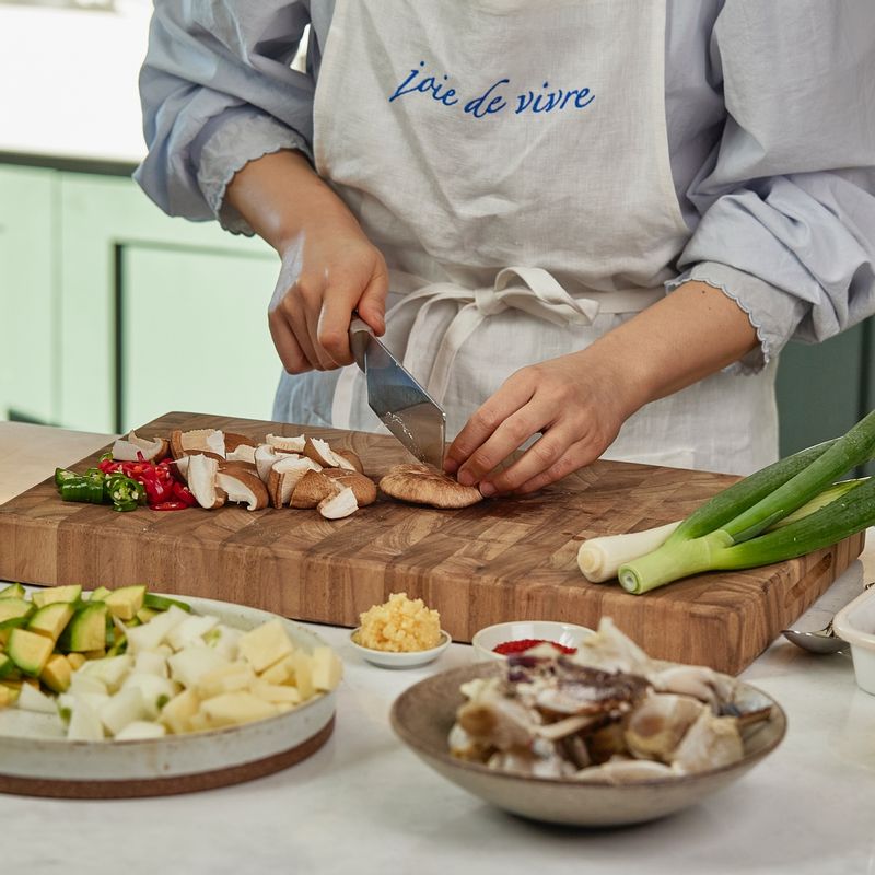 감자, 양파, 애호박, 표고버섯, 두부는 한입 크기로 먹기 좋게 썰고, 대파와 홍고추는 송송 썰어주세요.