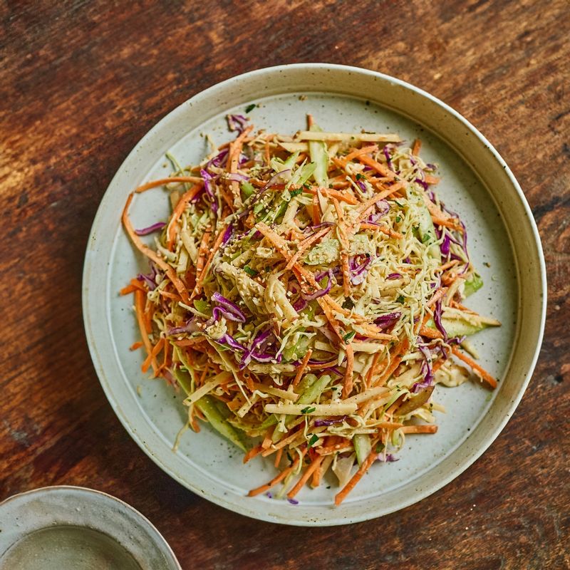 접시에 담아 맛있게 즐겨주세요. 
(tip. 먹기 전 다진 견과류를 뿌리면 아삭한 식감을 더할 수 있어요)