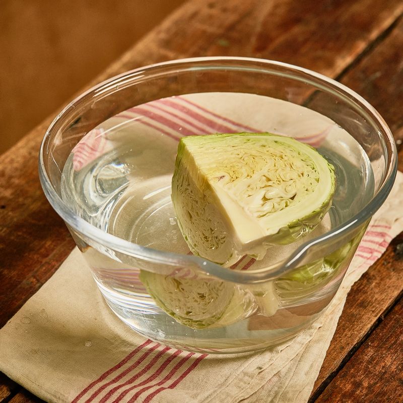 양배추는 겉잎을 떼어내고 물에 10분 이상 담가 두었다가 흐르는 물에 헹궈주세요.