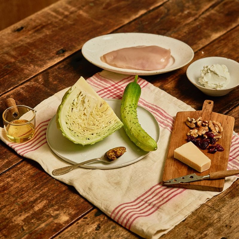 양배추 닭가슴살 샐러드 을 위한 재료 이미지로 양배추,오이,닭가슴살,다진 견과류,건 크랜베리 등으로 구성 되어있습니다.