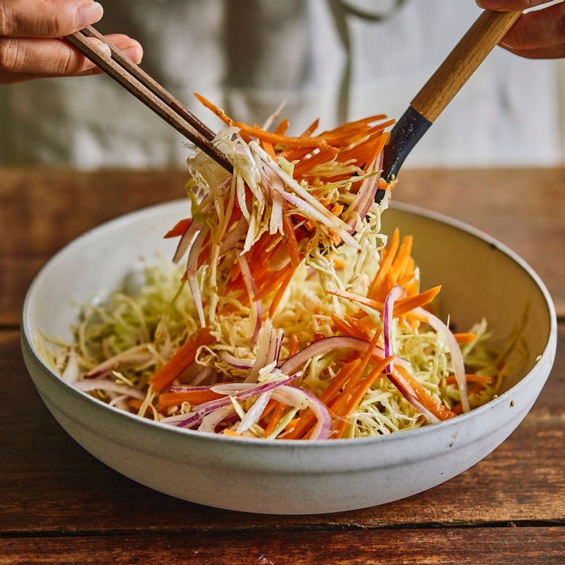 채썬 양배추와 당근, 적양파에 드레싱을 넣어 가볍게 버무려주세요.