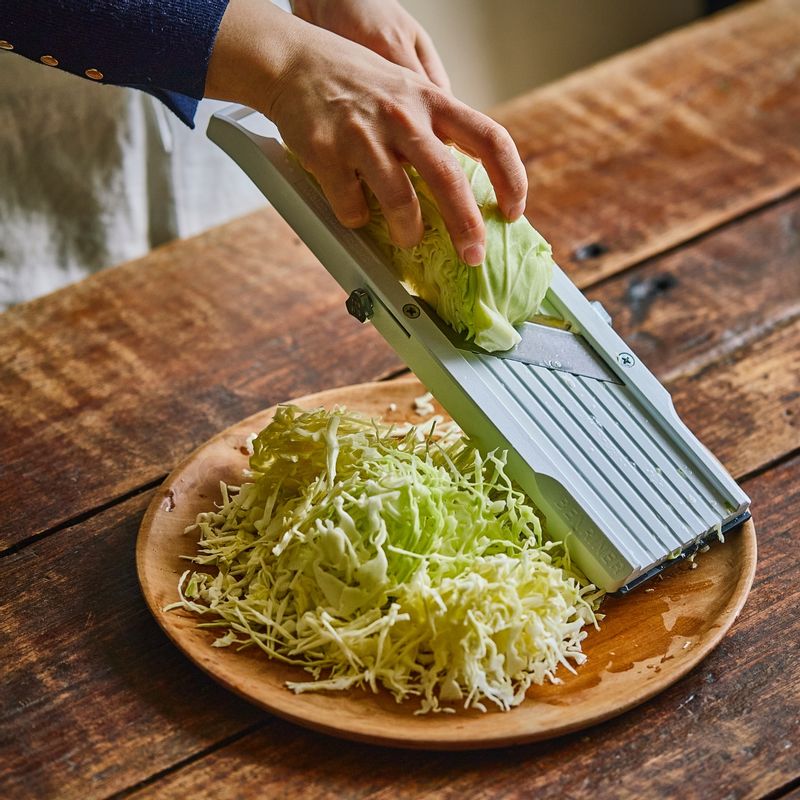 양배추와 당근, 적양파는 얇게 채를 썰어주세요. 적양파는 찬물에 담가 매운기를 빼주세요. 
(tip. 채칼을 사용하면 편리해요)