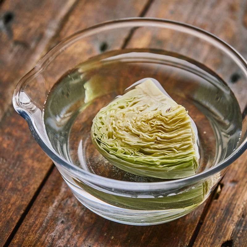 양배추는 겉잎을 떼어내고 물에 10분 이상 담가 두었다가 흐르는 물에 헹궈주세요.