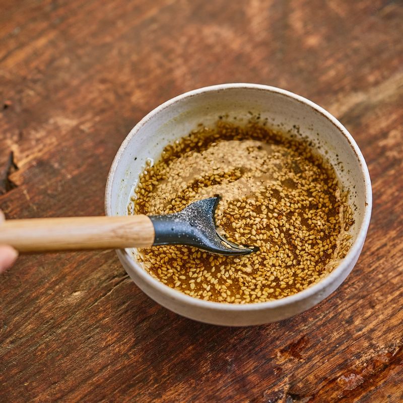 볼에 드레싱 재료를 넣어 섞어주세요.