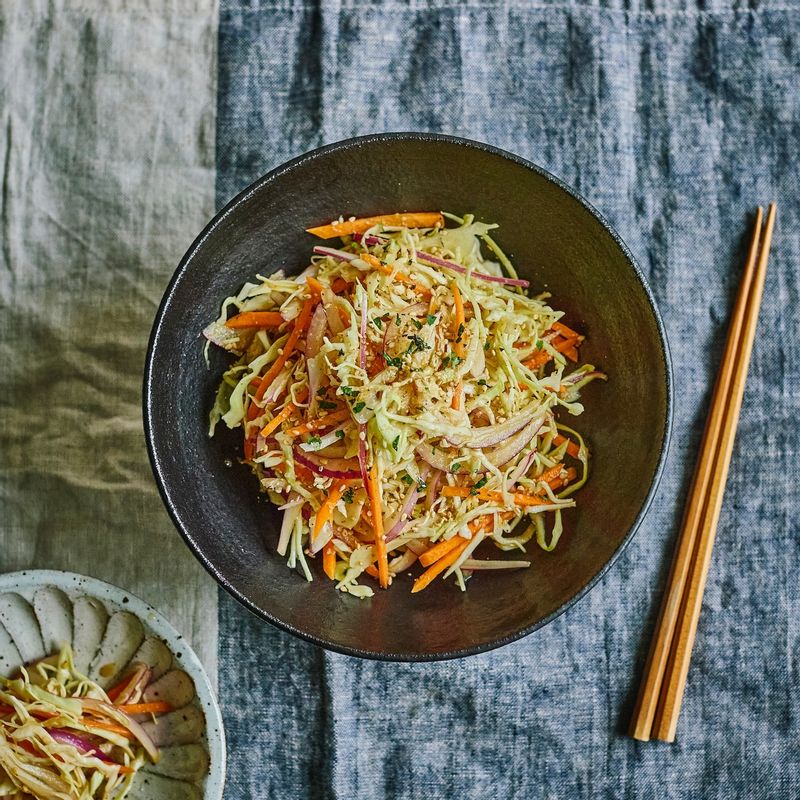완성된 양배추 냉채 샐러드를 접시에 담고 통깨를 뿌려 맛있게 즐겨주세요.