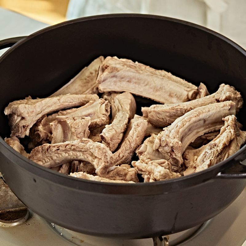 데친등갈비는 찬물에 깨끗하게 씻어 채망에 올려 물기를 빼주세요.