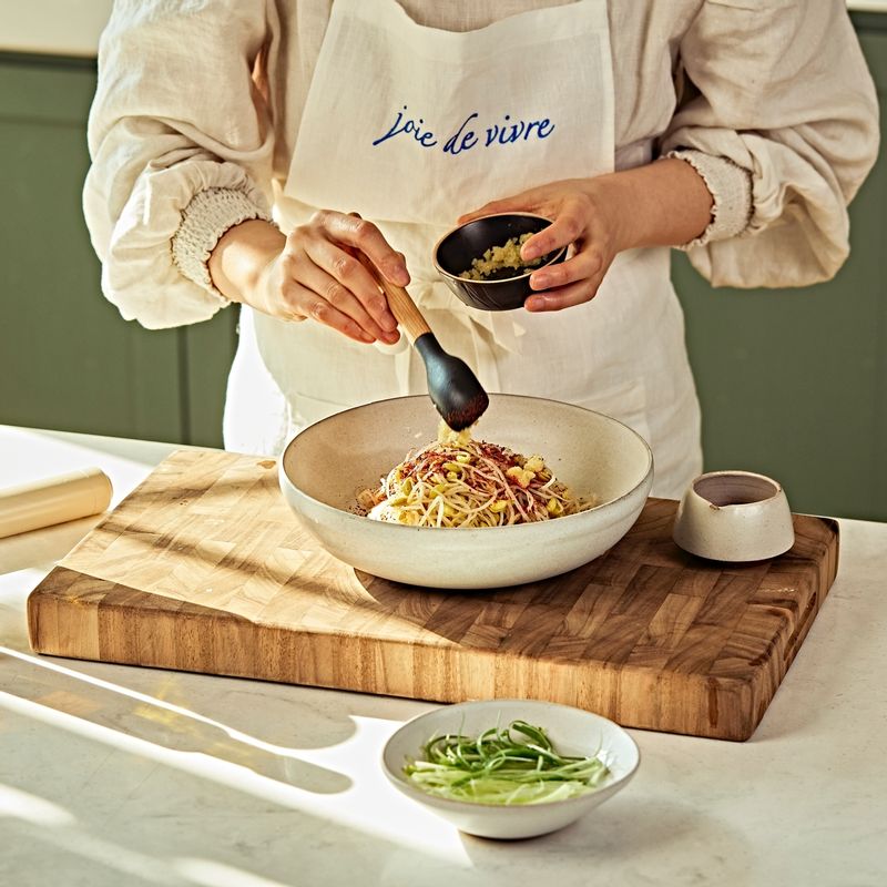 냄비에 물 2컵을 넣고 끓어오르면 약간의 소금을 넣은 후 콩나물을 넣어 1분정도 뚜껑을 열고 데쳐주세요. 콩나물은 체에 받쳐 물기를 뺀 후 양념을 무쳐주세요.