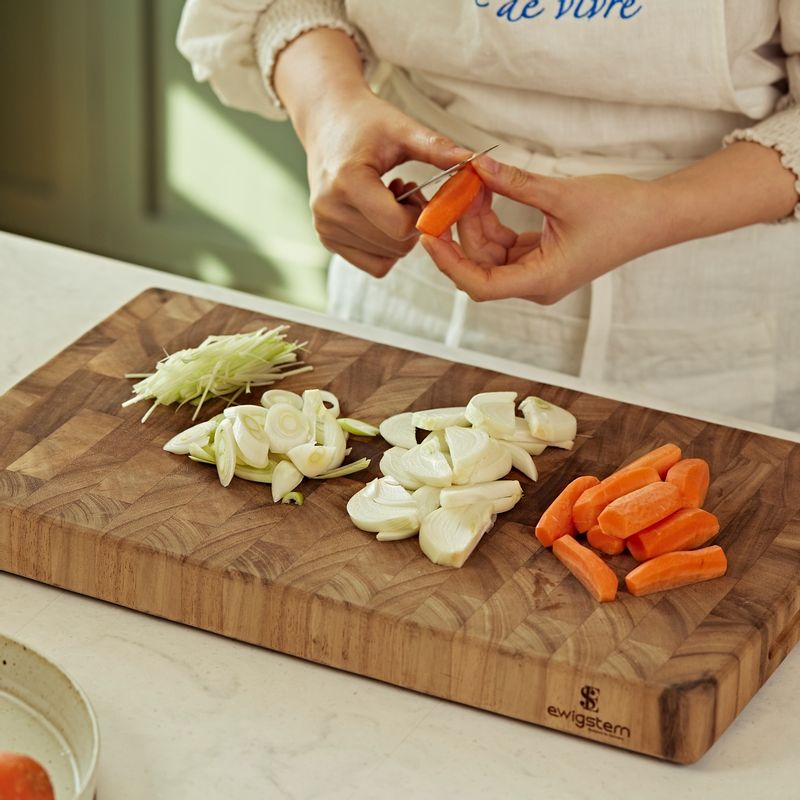 당근은 한 입 크기로 썰고 양파는 굵게 채썬 후 대파는 어슷하게 썰어주세요. 고명용 대파는 곱게 채 썰어준 후 찬물에 담가 매운기를 빼주세요.