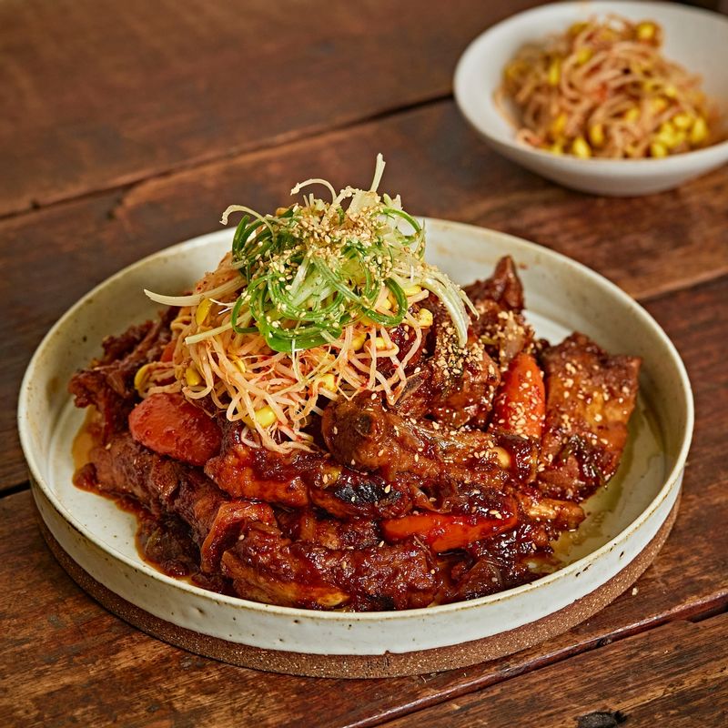 그릇에 등갈비를 담고 양념한 콩나물과 대파채, 통깨를 뿌려 마무리해 주세요