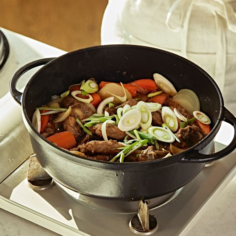 약불에서 대파와 고춧가루 1큰술을 넣고 3분정도 끓여주세요.