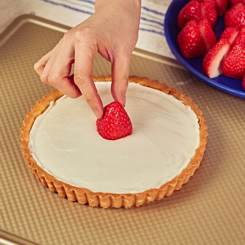 타르트에 딸기를 올려 장식해 주세요.