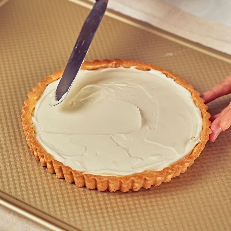 타르트 시트가 완전히 식으면 만들어 놓은 필링을 구운 타르트 시트에 채워주세요.