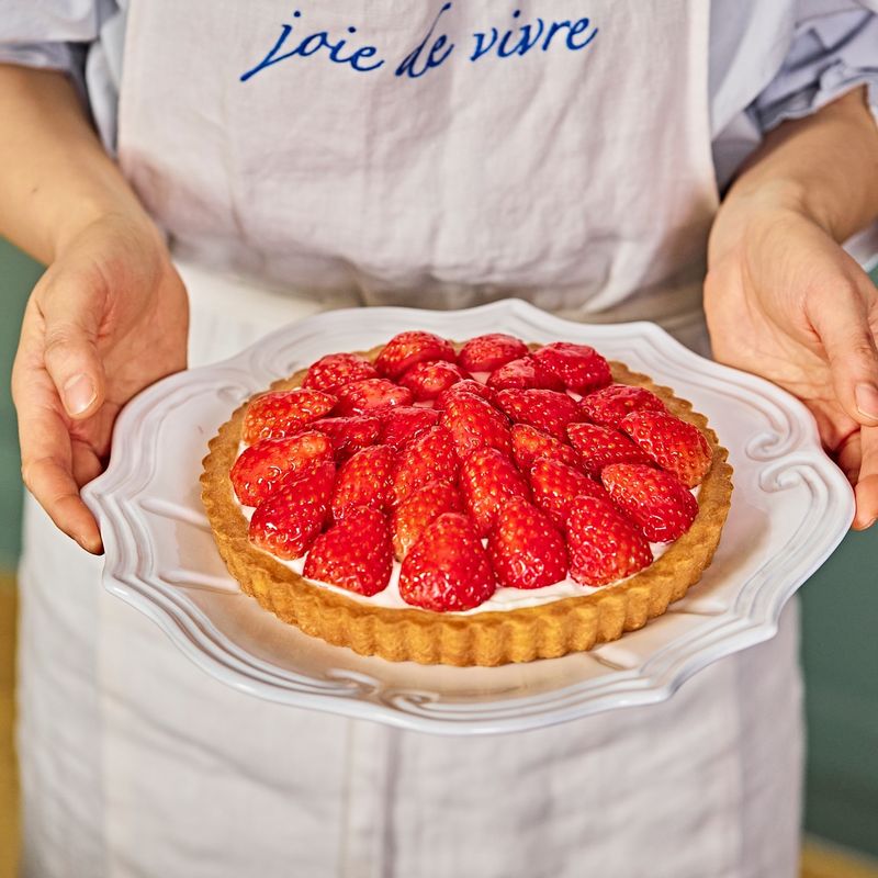 타르트를 자른 뒤 한 조각씩 예쁘게 접시에 담아 허브 한 잎 올리면 신선함과 세련된 느낌을 줄 수 있어요.