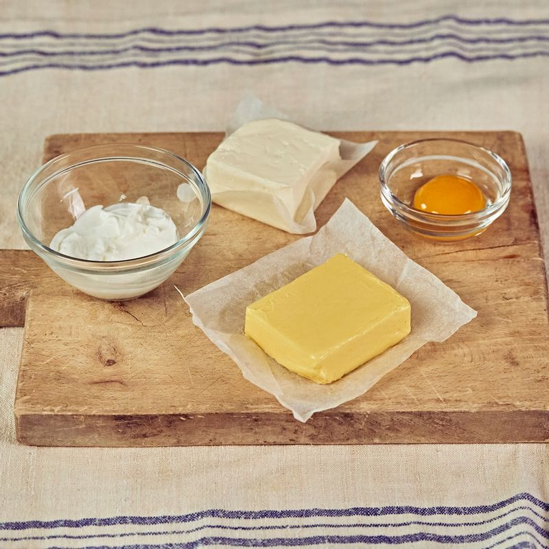 버터, 달걀, 크림치즈, 사워크림은 1시간 전에 실온에 꺼내두고, 오븐은 180도로 미리 예열해 주세요.