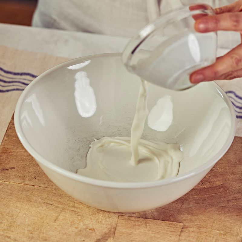 다른 볼에 생크림을 넣고 핸드믹서 거품기를 가장 세게 돌려 휘핑해 주세요. 1/3정도만 덜어서 휘핑해둔 크림치즈 볼에 넣고 거품기로 살짝 섞어주세요. 생크림이 잘 섞이면 남은 생크림 2/3분량을 모두 넣고 스패츌러로 들어올리듯이 살짝 섞어주세요.