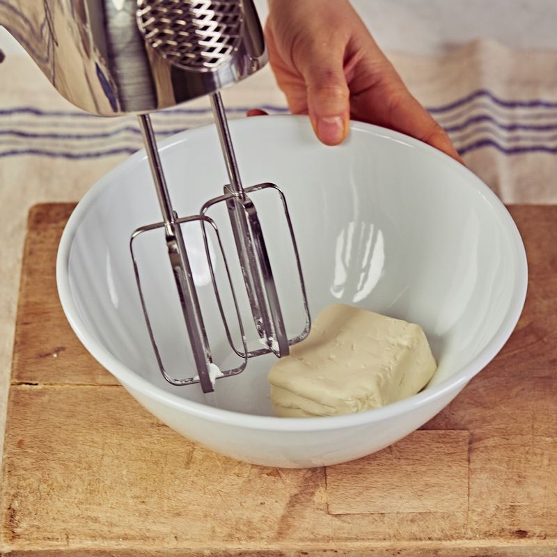 큰 볼에 크림치즈를 넣고 핸드믹서 거품기를 가장 약하게 돌려 풀어준 후, 설탕을 넣고 설탕이 녹을 때까지 충분히 섞어주세요. 사워크림을 넣고 중속으로 잘 섞어주세요.