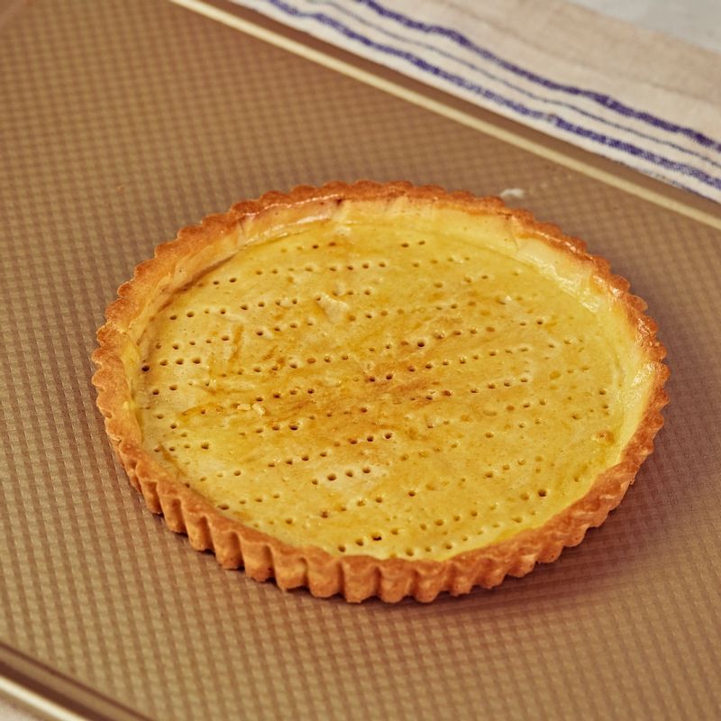 누름돌을 제거한 후 달걀물과 생크림을 섞어 완성된 타르트에 바르고 5~7분 정도 더 구워 완성해 주세요.