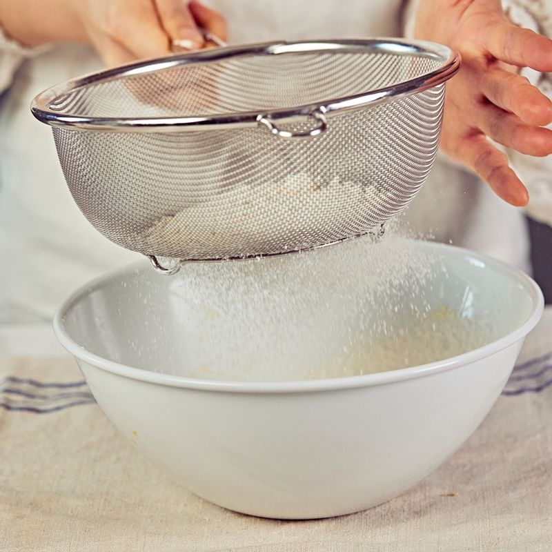 달걀이 완전히 풀어지고 소금이 녹으면, 밀가루를 넣고 스패츌러로 덩어리가 되도록 뭉친 후 비닐에 담아 냉장고에서 30분 정도 휴지시켜주세요.