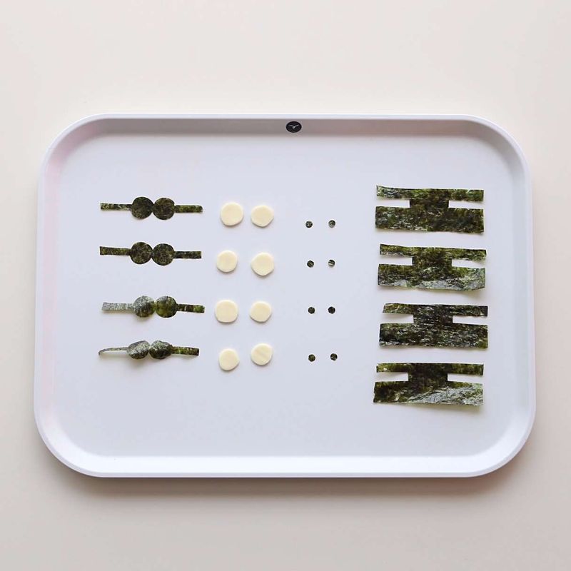 치즈와 김을 잘라 모양을 만들어 장식해주세요.