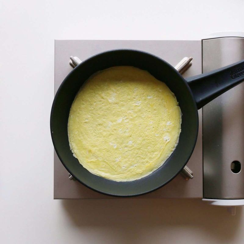 팬에 약간의 기름을 두르고 달걀물을 넣어 약한불에서 지단을 부쳐주세요.