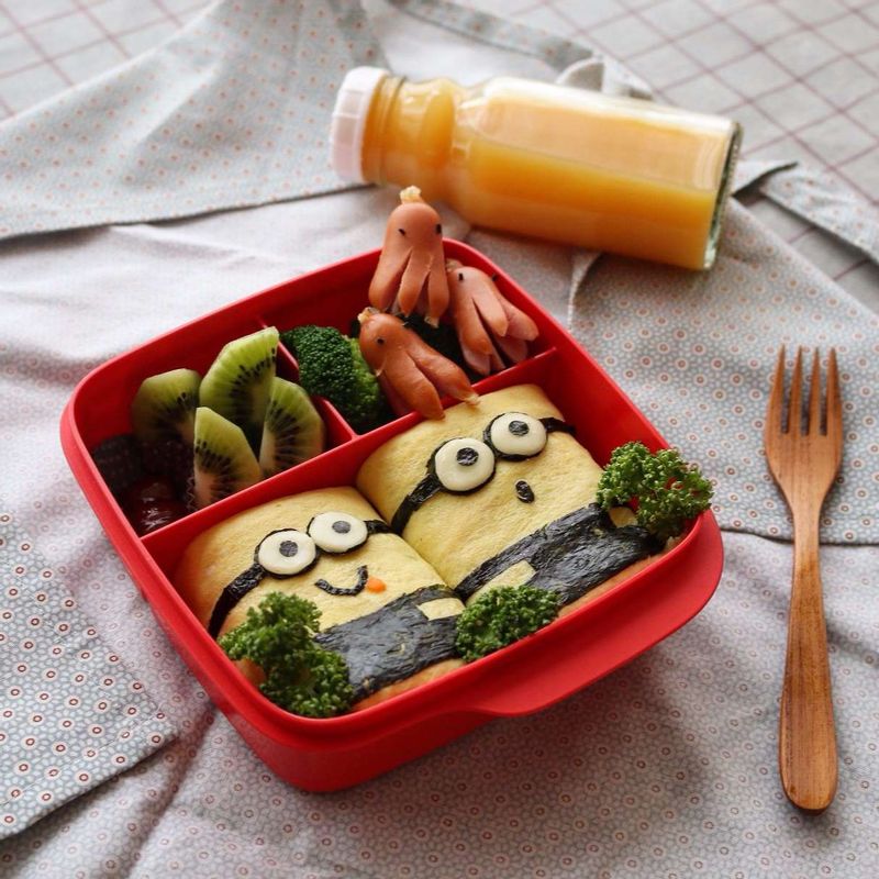 미니언즈를 도시락통이나 접시에 예쁘게 담아주세요.
(달걀말이 새우볶음밥 2개 – 밥 1공기 분량)