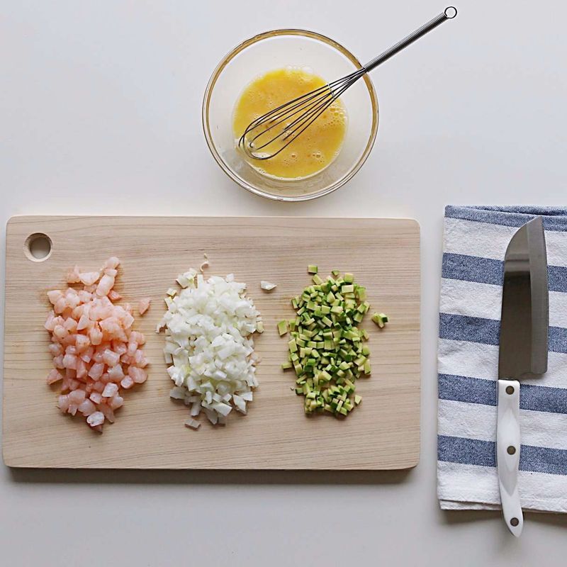 새우와 양파, 애호박은 잘게 다지고, 달걀은 약간의 소금을 넣고 고루 섞은 후 체에 내려 알끈을 제거해주세요.