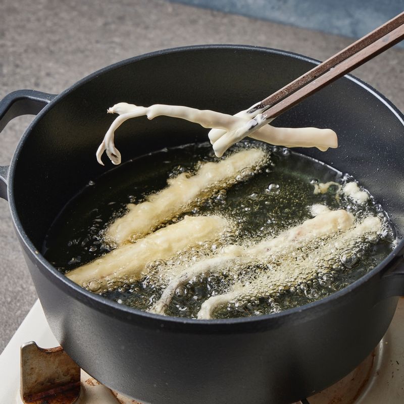 170도로 달군 기름에서 바삭하게 튀겨주세요.