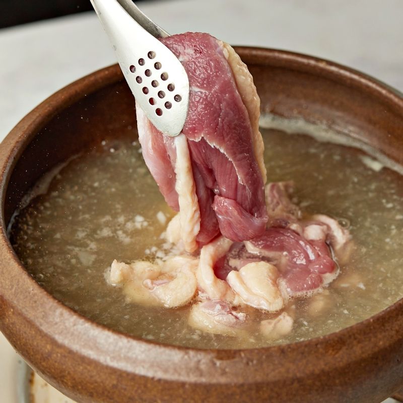 냄비에 육수를 넣은 후 물이 끓으면 오리고기를 넣어주세요. 불순물을 중간중간 걷어내주세요.