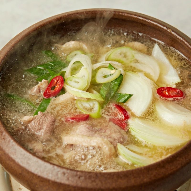 고춧가루와 양파, 홍고추, 대파를 넣어 10분 정도 끓여주세요.