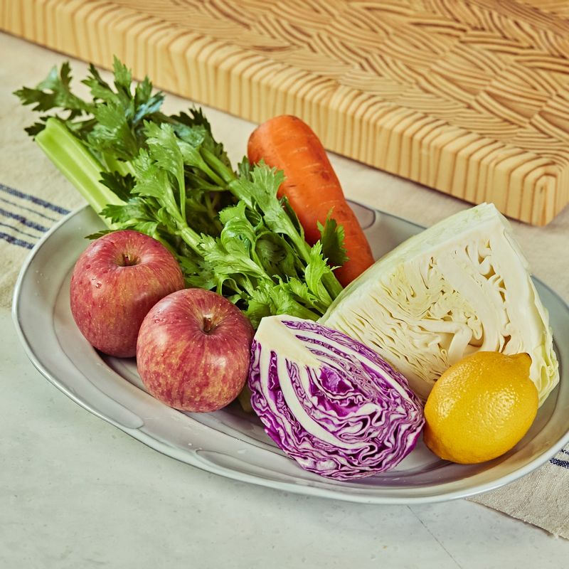 오리엔탈 양배추 보틀샐러드 을 위한 재료 이미지로 양배추,닭가슴살,적양배추,샐러리,당근 등으로 구성 되어있습니다.