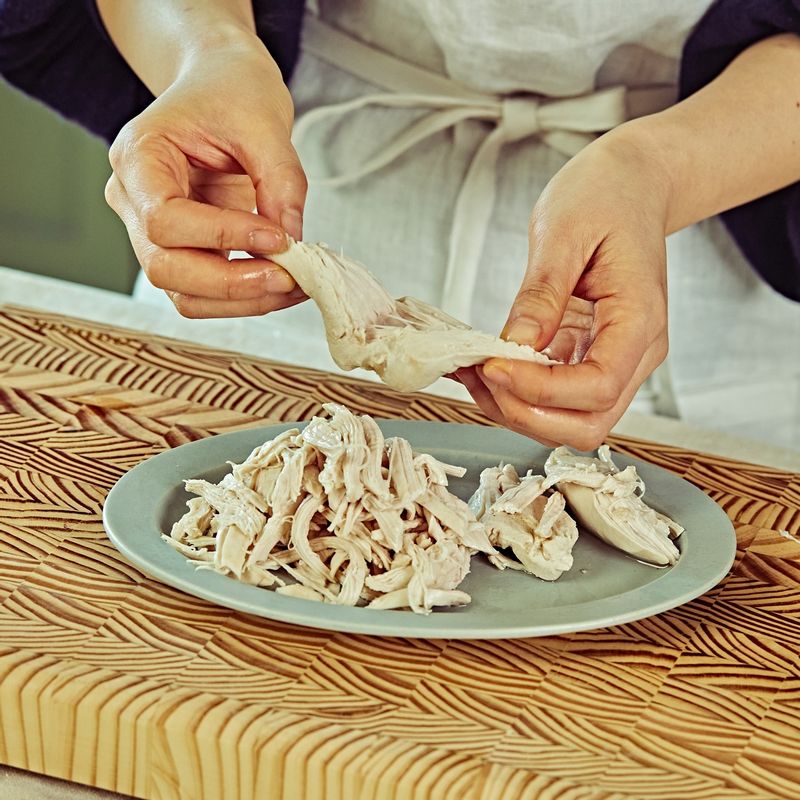 냄비에 닭가슴살 삶는 재료와 물을 붓고 끓인 후 닭가슴살을 넣어 15분간 삶은 후 한김 식혀 잘게 찢어주세요.